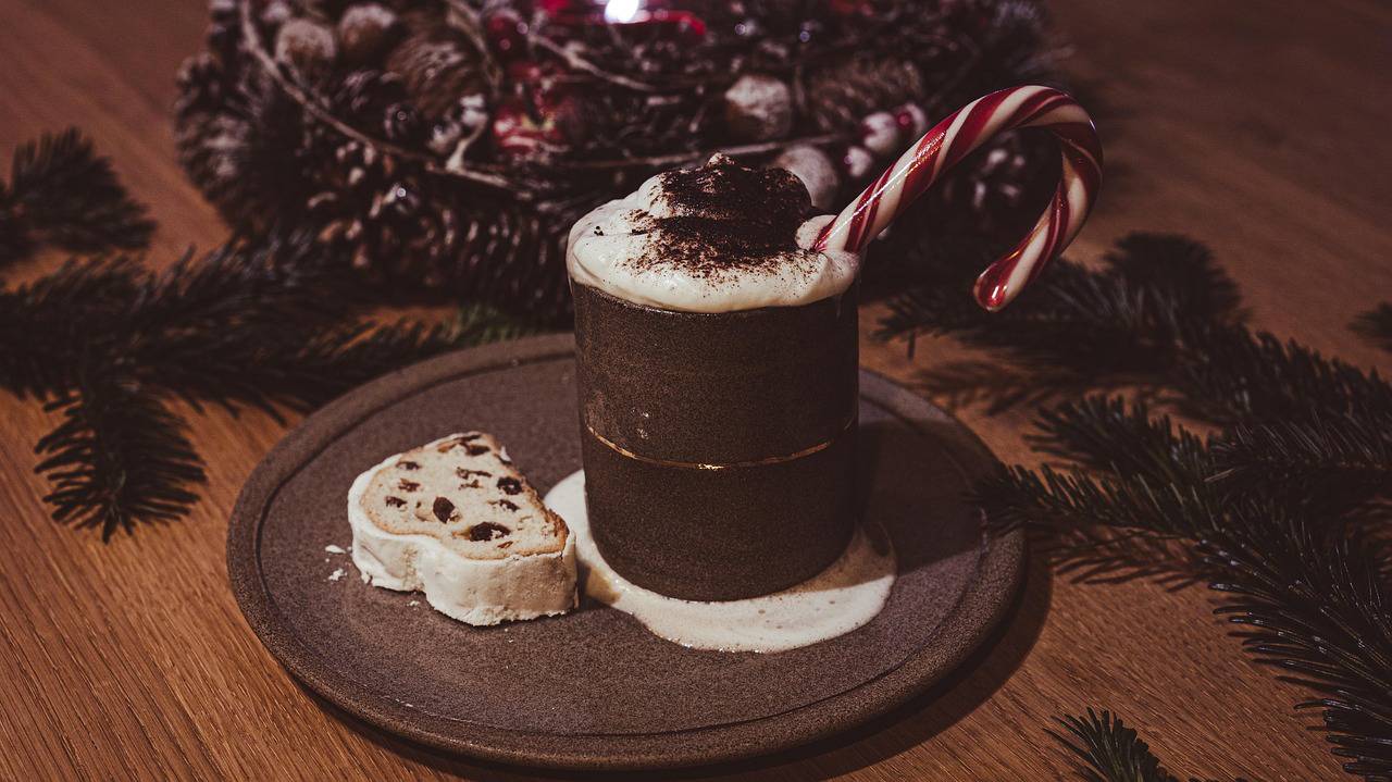 Boisson chaude réconfortante en hiver avec mousse et cacao